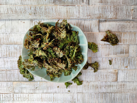 Kale chips in a bowl