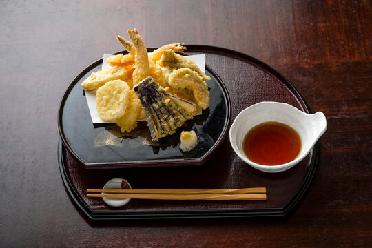 Mixed tempura with dipping sauce (Japanese cuisine)
