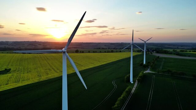 Windrad im Abendlicht