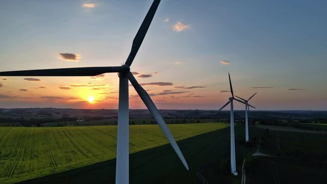Windrad im Abendlicht