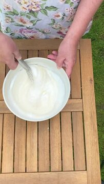 Eigelbcreme unter Eiwei&szlig; heben