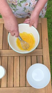 Frisches Eigelb mit Zucker verr&uuml;hren