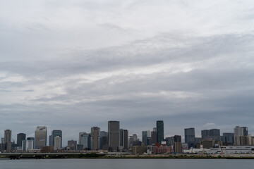 曇り空の下に広がるビル群