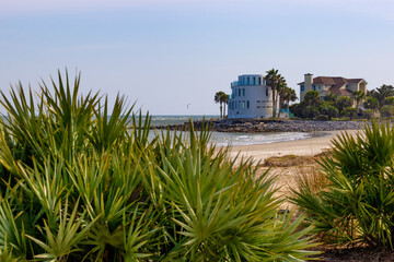 Stately homes sit along the shoreline of the Alantic Ocean near Charleston, South Carolina, USA
