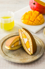 マンゴーとクリームを挟んだどら焼き、緑茶とカットしたマンゴー