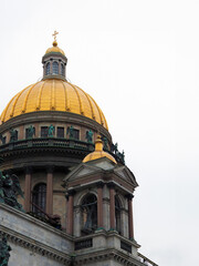 Obraz premium St. Isaac's Cathedral in cloudy weather. 