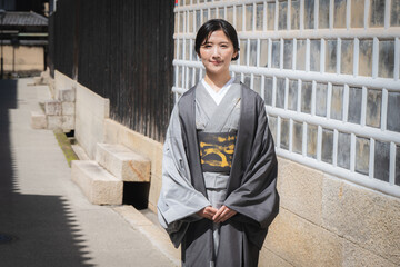 着物を着た日本人女性