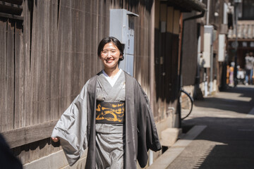 着物を着た日本人女性