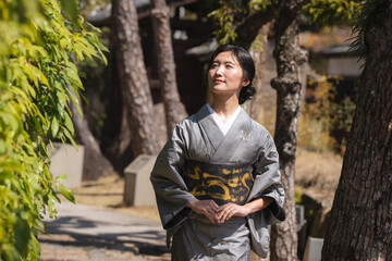 着物の日本人女性