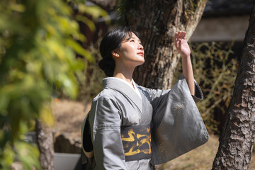 着物の日本人女性