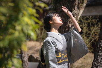 着物の日本人女性