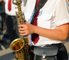 Obraz premium saxophonist playing in a marching band during a performance
