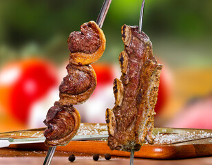 Churrasco carne bovina suculenta  no espeto