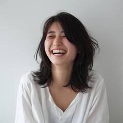 心からの笑顔を見せる若い日本人女性