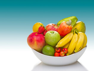 Arranjo com frutas tropicais  em fundo de cor