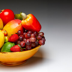 Arranjo com frutas tropicais  em fundo de cor