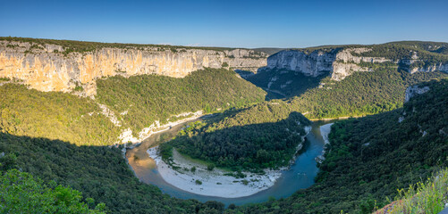 Les Gorges de l'Ardèche sous un grand ciel bleu en France