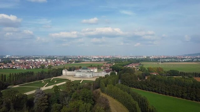  Stupinigi veduta area della palazzina di caccia di Stupinigi con sullo sfondo la citt&agrave; di Torino 