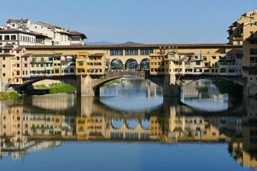 Le Ponte Vecchio se refl&eacute;tant sur le fleuve Arno &agrave; Florence