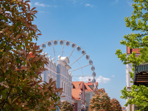 A Ferris wheel is a type of merry-go-round that rotates on a horizontal axis.International Carousel Day, known as the Ferris wheel, is celebrated around the world on February 14.