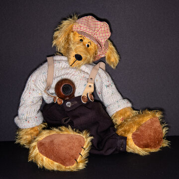 Der Penner - Unikat und Handarbeit eines originellen Teddyb&auml;rs mit Tabakspfeife, Hose, Pullover und M&uuml;tze - freigestellt vor schwarzem Hintergrund