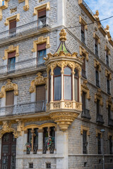 Repräsentatives Haus mit Jugenstil Fassade und Erker an den Rambla Nova in Tarragona, Spanien