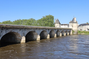 Fototapeta premium Le pont Henri IV sur la rivière Vienne, ville de Châtellerault, département de la Vienne, France
