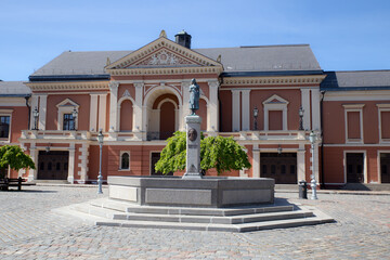 &Auml;nnchen von Tharau Brunnen von Simon Dach auf dem Theaterplatz vor dem Drama Theater in Klaipeda