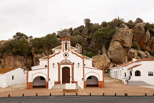 Paisaje con el Santuario de la virgen de la Pe&ntilde;a en la Puebla de Guzm&aacute;n, Huelva.