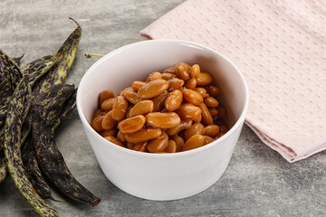 Canned white bean in tomato sauce