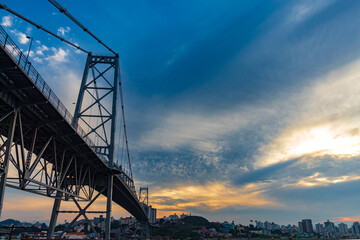 nuvens escuras  e o pôr-do-sol ponte Hercílio luz de Florianopolis Santa Catarina Brasil Florianópolis