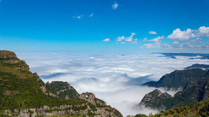 paisagem de montanha rochosa sobre nuvens brancas  em Urubici Pedra furada Morro da Igreja -  -...