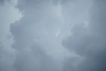 Obraz premium Hell bis dunkel grauer Wolken Himmel am Abend