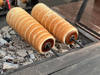 Kurtoskalacs ungherese in cottura sulla brace in un chiosco nella parte di Buda a Budapest, Ungheria