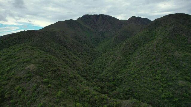 Monta&ntilde;a, sierra, vista de dron. d&iacute;a nublado.  Cerro Uritorco, Capilla del Monte, Valle de Punilla, C&oacute;rdoba, Argentina. Aventura, senderismo, turismo.