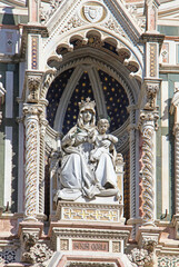 Obraz premium Madonna in trono con Bambino; nicchia in facciata del Duomo di Santa Maria del Fiore a Firenze