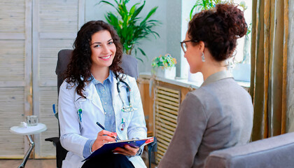 doctora pasando consulta