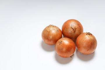 白い背景に玉ねぎ