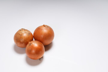 白い背景に玉ねぎ