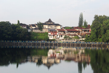 Obraz premium Yogyakarta, Indonesia - September 09, 2024: Tambakboyo Reservoir is a sunken area of land that is used to store water. Around the embung there are usually lots of people jogging in the morning.