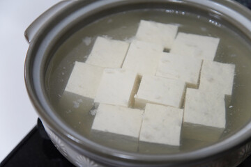 湯豆腐を作る様子