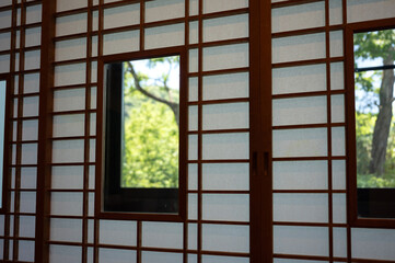 和のイメージ　小窓付の障子戸