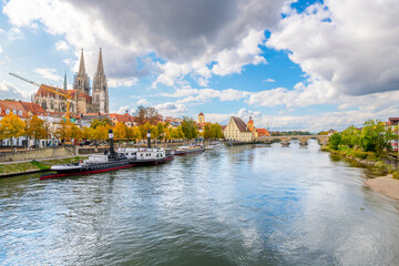 Obraz premium The picturesque skyline including the stone bridge over the Danube River, Saint Peter's Church and Regensburg Town Hall in the Bavarian city of Regensburg, Germany