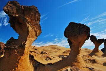 Obraz premium 青空に映える野柳地質公園の奇岩