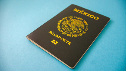 Pasaporte Mexicano sobre un Fondo Celeste