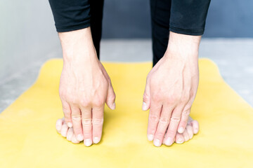 Close up de manos y pies en tapete de yoga