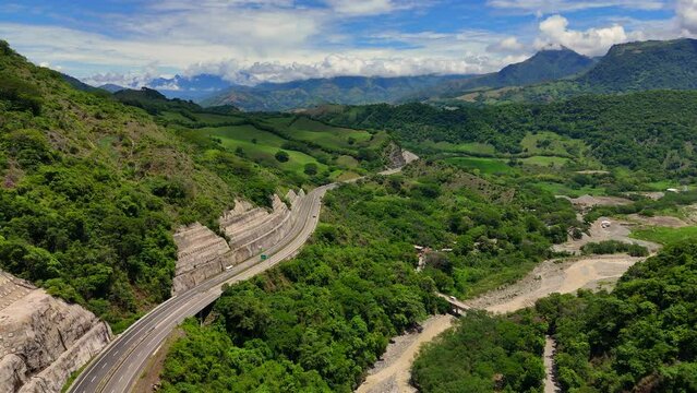 Video a&eacute;reo cerca a la Quebrada Sinifan&aacute; en el que observa un trayecto de la nueva v&iacute;a conocida como  "Conexi&oacute;n Pac&iacute;fico 1" que comunica a Medell&iacute;n con el corregimiento de Bolombolo.