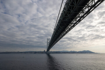 明石海峡大橋・神戸市（橋をくぐる航行中のフェリーから撮影）