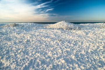 Obraz premium Ice dunes formed during winter in the lakeshore with Lake Michigan in background