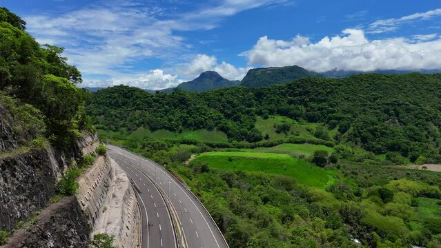 Video a&eacute;reo cerca a la Quebrada Sinifan&aacute; en el que observa un trayecto de la nueva v&iacute;a conocida como  "Conexi&oacute;n Pac&iacute;fico 1" que comunica a Medell&iacute;n con el corregimiento de Bolombolo.